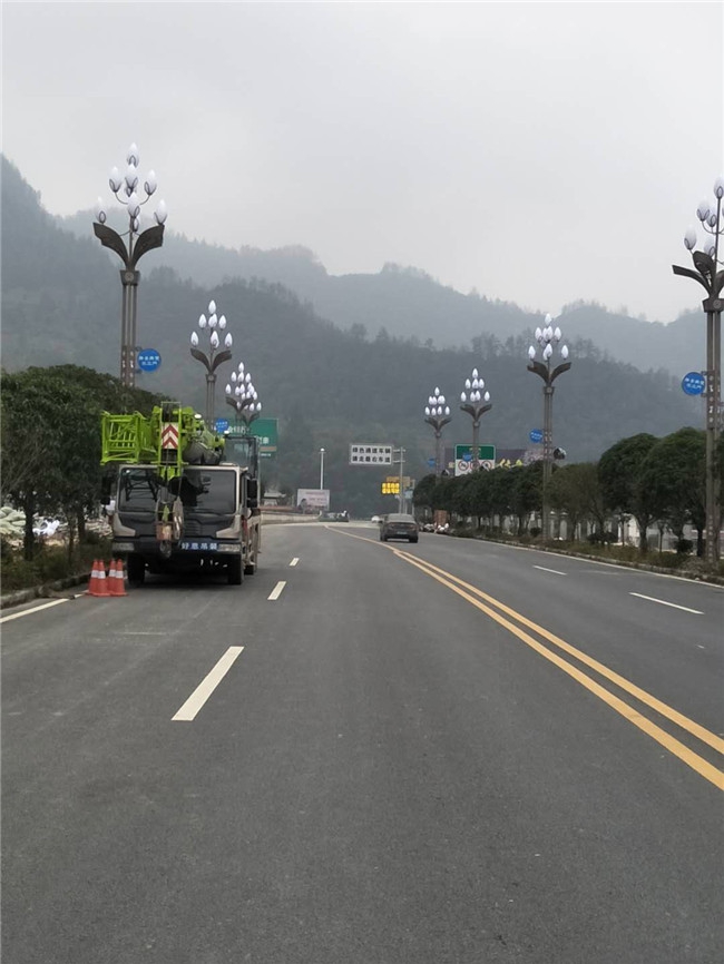 永顺高速下线路灯安装