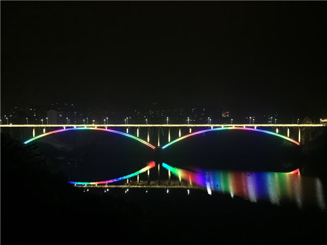 迷人的保靖桥夜景